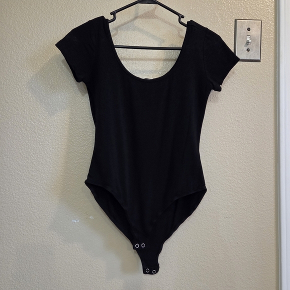 Heart & Hips affordable luxury Black Short Sleeve Bodysuit size Medium Summer - Picture 1 of 7